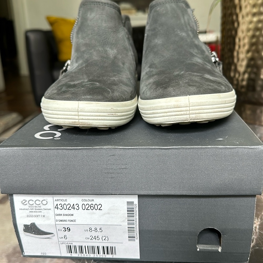 Ecco Low Bootie with side zip - size 8-8.5, 39
